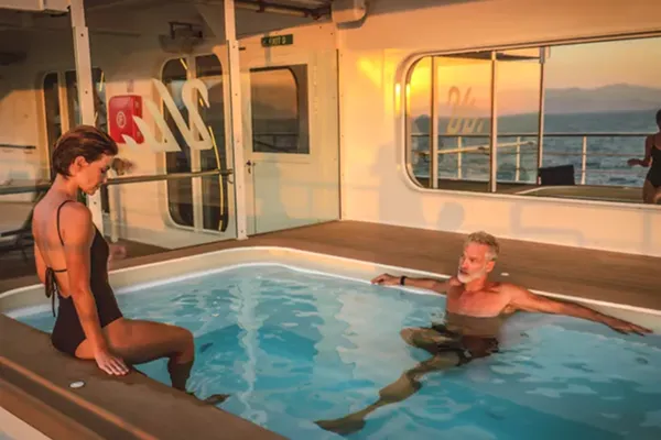 Open-deck Jacuzzi